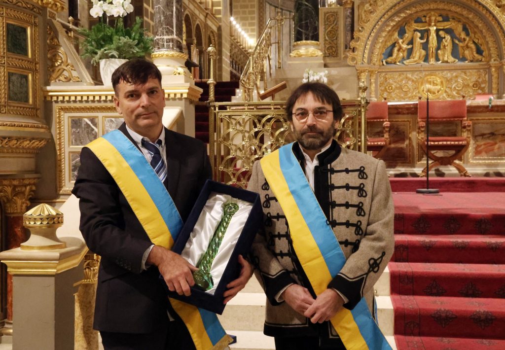 Budavári Attila (jobboldalon) átveszi a Tüke-díjat