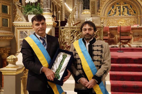 Budavári Attila (jobboldalon) átveszi a Tüke-díjat